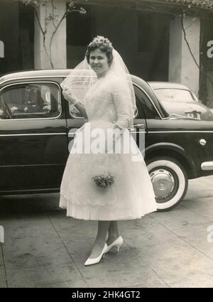 Mariage en Italie au cours de la 1950s: La mariée arrive à l'église Banque D'Images