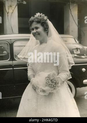 Mariage en Italie au cours de la 1950s: La mariée arrive à l'église Banque D'Images