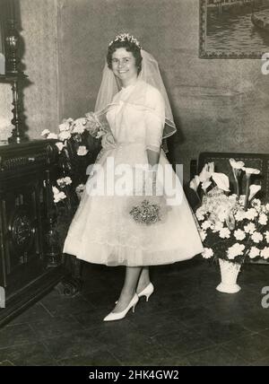 Mariage en Italie au cours de la 1950s: La mariée à la maison Banque D'Images