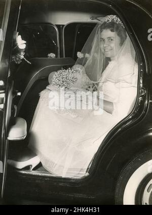 Mariage en Italie au cours de la 1950s: La mariée et le marié juste marié Banque D'Images