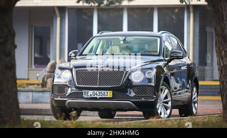 BERLIN, ALLEMAGNE - NOVEMBRE 2021: Bentley Bentayga hybride SUV voiture de luxe trois quatrième côté gauche vue avant en plein air garés dans les rues de Berlin en automne Banque D'Images