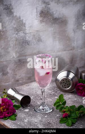 Cocktail rose avec champagne et sirop de rose Banque D'Images