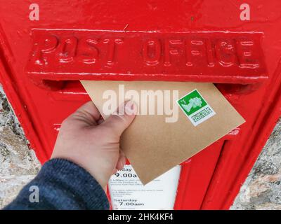 Torquay, Royaume-Uni.02nd févr. 2022.L'envoi d'une lettre de deuxième classe avec les nouveaux timbres QR Code de Royal Mail, publié le 2nd février 2022 au Royaume-Uni.Credit: Thomas Faull/Alamy Live News Banque D'Images