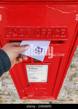 Torquay, Royaume-Uni.02nd févr. 2022.L'envoi d'une lettre de classe 1st avec les nouveaux timbres QR Code de Royal Mail, publié le 2nd février 2022 au Royaume-Uni.Credit: Thomas Faull/Alamy Live News Banque D'Images
