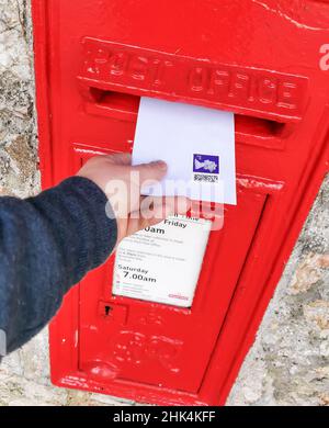 Torquay, Royaume-Uni.02nd févr. 2022.L'envoi d'une lettre de classe 1st avec les nouveaux timbres QR Code de Royal Mail, publié le 2nd février 2022 au Royaume-Uni.Credit: Thomas Faull/Alamy Live News Banque D'Images