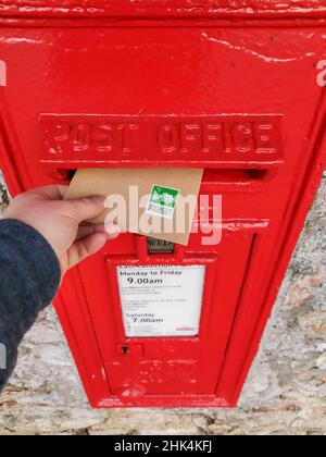 Torquay, Royaume-Uni.02nd févr. 2022.Poster une lettre avec les nouveaux timbres QR Code de Royal Mail, sorti le 2nd février 2022 au Royaume-Uni.Credit: Thomas Faull/Alamy Live News Banque D'Images