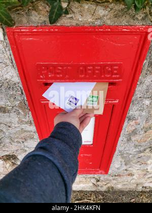 Torquay, Royaume-Uni.02nd févr. 2022.L'envoi de deux lettres avec les nouveaux timbres QR Code du Royal Mail, publié le 2nd février 2022 au Royaume-Uni.Credit: Thomas Faull/Alamy Live News Banque D'Images