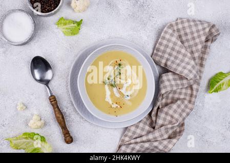 Soupe à la crème de chou-fleur végétalien saine Banque D'Images