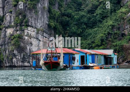 Bateau de pêche amarré dans le village flottant de Ha long Bay Banque D'Images