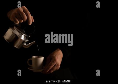 les mains de l'homme servent du café Banque D'Images