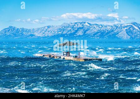 Quai flottant avec parapluie dans les vents forts sur la mer Banque D'Images