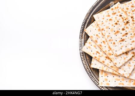 Matzah.Pain traditionnel juif rituel sur fond blanc isolé.Nourriture pour la Pâque.Pesach concept de fête juive de la Pâque.Traditi Banque D'Images