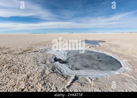 Le sel s'évase près de Coqueza, une petite ville près du volcan Thunupa, Salar de Uyuni, province de Daniel Campos, Bolivie, Amérique du Sud Banque D'Images