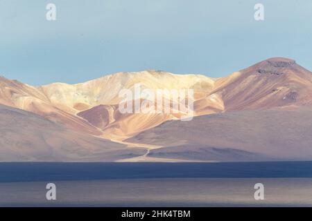 Coucher de soleil sur un lac de sel endorhéique dans l'altiplano, Réserve nationale de faune andine Eduardo Avaroa, Bolivie, Amérique du Sud Banque D'Images