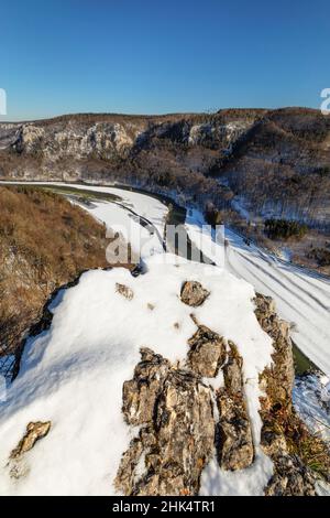 Vue du rocher d'Eichfelsen dans la gorge du Danube et le château de Werenwag, le parc naturel du Haut-Danube, les Alpes souabes, le Bade-Wurtemberg, l'Allemagne, l'Europe Banque D'Images