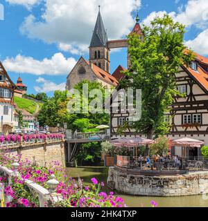 Vue sur le canal Rossngar jusqu'à l'église Saint-Dionys et le château, la vieille ville d'Esslingen am Neckar, Bade-Wurtemberg, Allemagne, Europe Banque D'Images