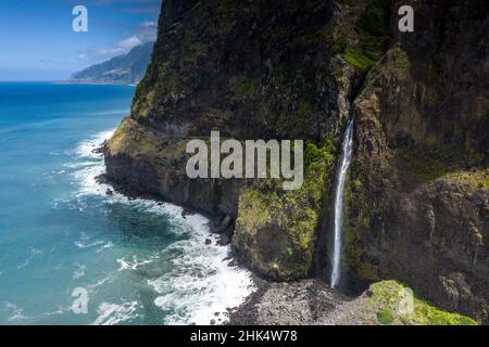 Eau coulant de la chute de veil de la mariée de rochers, Seixal, île de Madère, Portugal, Atlantique,Europe Banque D'Images