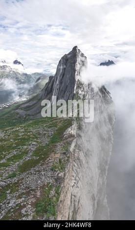 Vue panoramique aérienne du Mont Segla émergeant du brouillard, île de Senja, comté de Troms, Norvège, Scandinavie,Europe Banque D'Images