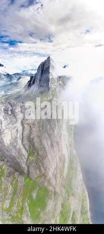 Vue aérienne de deux randonneurs marchant vers la montagne pittoresque de Segla dans une mer de nuages, île de Senja, comté de Troms, Norvège, Scandinavie,Europe Banque D'Images