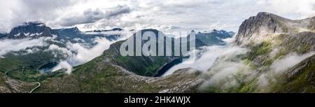Vue aérienne de Barden, Breidtinden, montagnes de Segla et Ornfjord dans une mer de nuages, île de Senja, comté de Troms, Norvège, Scandinavie,Europe Banque D'Images
