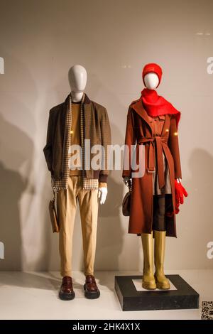 Moscou, Russie -30 janvier 2022, mannequin masculin et féminin dans la fenêtre de Tsum vêtu de vêtements d'hiver tendance.Minimalisme. Tendances hivernales Banque D'Images