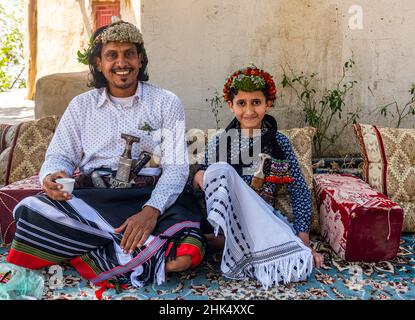 Homme habillé traditionnel de la tribu des hommes Fleur de Qahtani avec un jeune garçon, montagnes ASiR, Royaume d'Arabie Saoudite, Moyen-Orient Banque D'Images