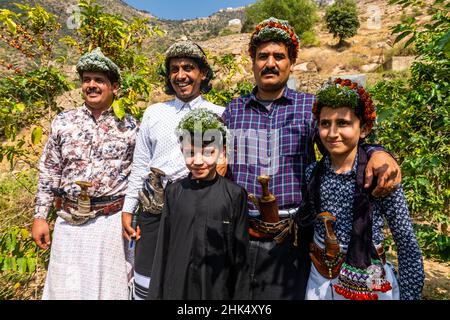 Hommes habillés traditionnels de la tribu des hommes Fleur de Qahtani, avec ses fils, montagnes ASiR, Royaume d'Arabie Saoudite, Moyen-Orient Banque D'Images