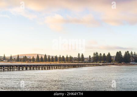 Pont-jetée de Victor Harbor vue depuis l'île Granite au coucher du soleil, péninsule Fleurieu, Australie méridionale Banque D'Images