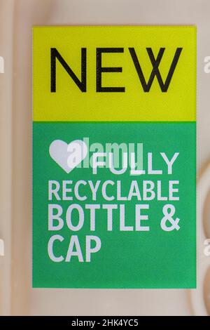 Bouteille et bouchon entièrement recyclables sur la bouteille de Milk-Shake doré au chocolat noir de M&S. Banque D'Images