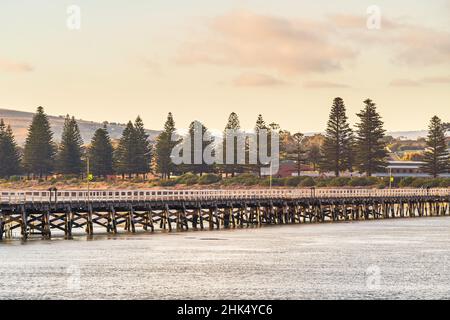 Pont-jetée de Victor Harbor vue depuis l'île Granite au coucher du soleil, péninsule Fleurieu, Australie méridionale Banque D'Images