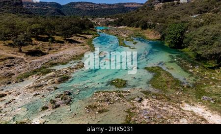 Antenne d'une rivière turquoise à Wadi Darbat, Salalah, Oman, Moyen-Orient Banque D'Images