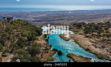 Antenne d'une rivière turquoise à Wadi Darbat, Salalah, Oman, Moyen-Orient Banque D'Images