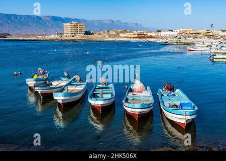 Port de pêche de Mirbat avec petits bateaux de pêche, Salalah, Oman, Moyen-Orient Banque D'Images