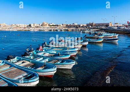 Port de pêche de Mirbat avec petits bateaux de pêche, Salalah, Oman, Moyen-Orient Banque D'Images