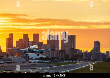 Atterrissage à l'aéroport de London City au coucher du soleil, avec Canary Wharf et O2 Arena en arrière-plan, Londres, Angleterre, Royaume-Uni, Europe Banque D'Images