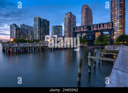 Parc national de Gantry Plaza la nuit avec les gantries restaurées de long Island, long Island City, New York, États-Unis d'Amérique, Amérique du Nord Banque D'Images