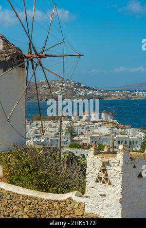 Vue en hauteur des moulins à vent et de la ville, ville de Mykonos, Mykonos, Cyclades, îles grecques,Mer Egée, Grèce, Europe Banque D'Images