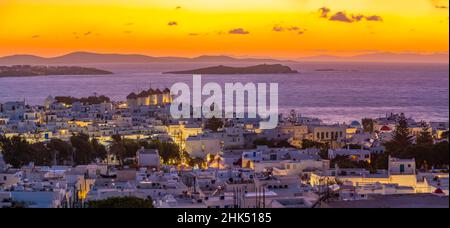 Vue sur les moulins à vent et la mer Égée depuis la position surélevée au coucher du soleil, la ville de Mykonos, Mykonos, les îles Cyclades, les îles grecques,Mer Egée, Grèce, Europe Banque D'Images