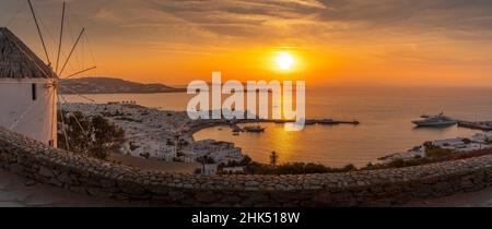 Vue du moulin à vent dominant la ville au coucher du soleil doré, la ville de Mykonos, Mykonos, les îles Cyclades, les îles grecques,Grèce, Europe Banque D'Images