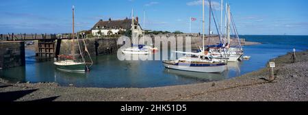 Yachts ancrés dans le port, Porlock Weir, près de Minehead, Somerset, Angleterre,Royaume-Uni, Europe Banque D'Images