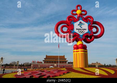 Beijing, Chine - 28 janvier 2022: Noeud chinois, stand décoratif pour la promotion des Jeux Olympiques d'hiver de Beijing 2022 sur la place Tian'anmen, Beijing Banque D'Images