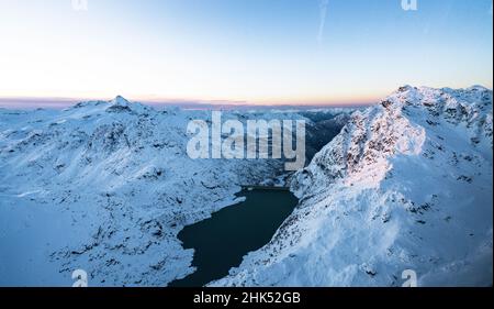 Vue aérienne du barrage de Campo Moro et de Pizzo Scalino recouvert de neige, Valmalenco, province de Sondrio, Valtellina, Lombardie,Italie, Europe Banque D'Images