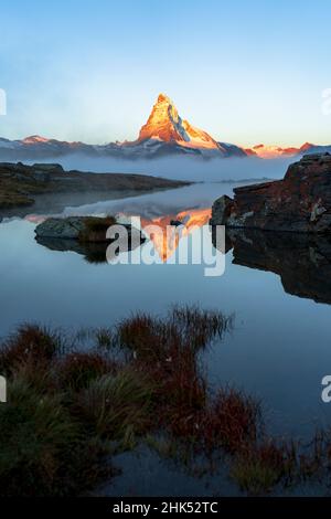 Lac Stellisee et Matterhorn au lever du soleil en automne, Zermatt, canton du Valais, Alpes suisses, Suisse,Europe Banque D'Images