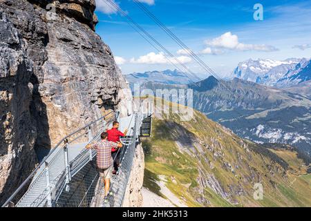 Les gens sur le sentier de randonnée en acier construit le long d'un front de roche abrupt, Murren Birg, région de Jungfrau, canton de Berne, Suisse,Europe Banque D'Images
