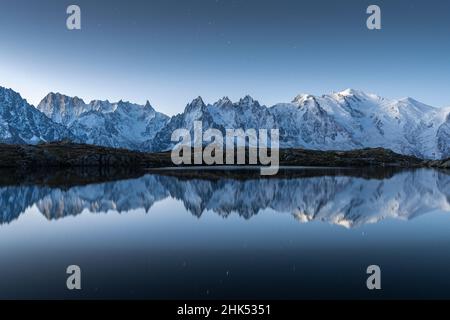 Lac des Lacs des Cheserys et sommets du massif du Mont blanc couverts de neige la nuit, Chamonix, haute Savoie, Alpes françaises, France,Europe Banque D'Images