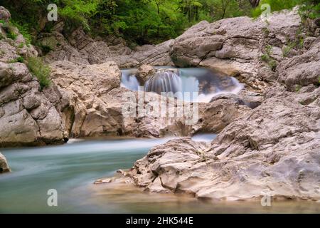 Cascade sur la rivière Burano en été, Apennines, Marche, Italie, Europe Banque D'Images