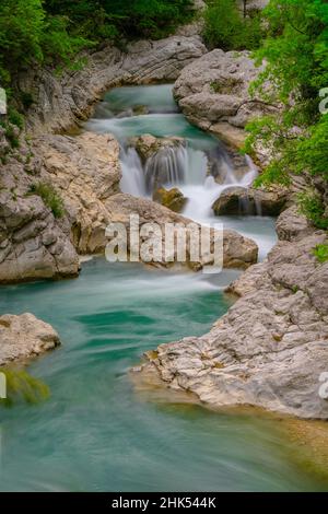 Cascade sur la rivière Burano en été, Apennines, Marche, Italie, Europe Banque D'Images