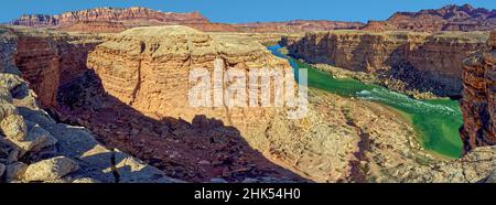 Fleuve Colorado qui traverse Marble Canyon, vue au-dessus de Cathedral Wash, à côté de l'aire de loisirs de Glen Canyon, Arizona Banque D'Images