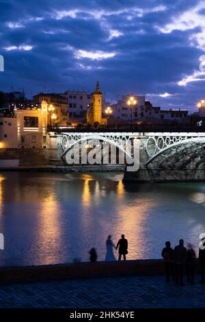 Le pont Triana (Puente de Triana) (Puente de Isabelle II) à Séville au crépuscule, Séville, Andalousie, Espagne, Europe Banque D'Images