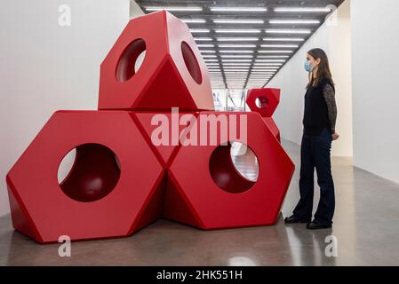 Londres, Royaume-Uni.2 février 2022.Un membre du personnel pose avec “Octetra”, 1968 (2021), par Isamu Noguchi.Aperçu de “A New nature”, une exposition solo d'Isamu Noguchi (1904–88), réalisée en collaboration avec la Fondation et le Garden Museum d'Isamu Noguchi, New York, présentée au White Cube Bermondsey du 4 février au 3 avril 2022.Credit: Stephen Chung / Alamy Live News Banque D'Images